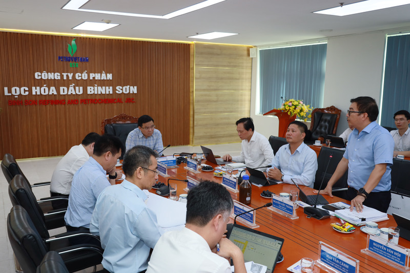 Ông Nguyễn Việt Thắng, Tổng Giám đốc BSR báo cáo với đoàn công tác về tình hình hoạt động SXKD của BSR trong thời gian qua. (Ảnh: BSR)