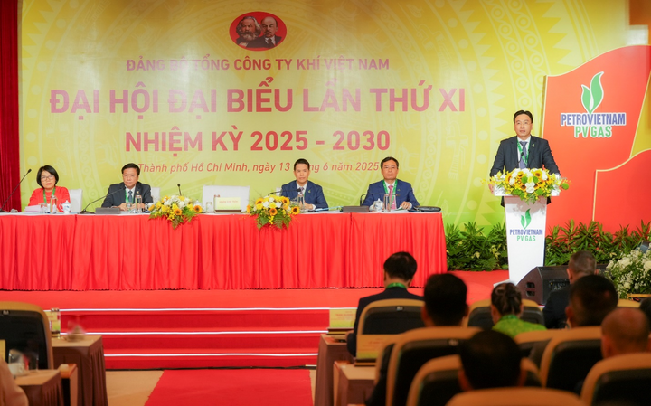 Đồng chí Nguyễn Thanh Bình, Ủy viên BCH Đảng bộ Petrovietnam, Bí thư Đảng ủy, Chủ tịch HĐQT PV GAS phát biểu khai mạc Đại hội (Ảnh: PV GAS)