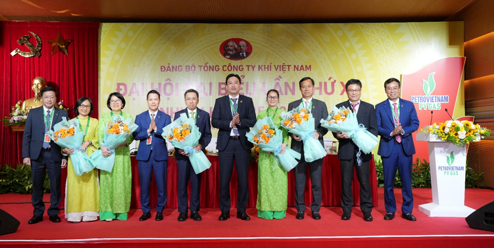Đại hội tặng hoa tri ân Ban chấp hành nhiệm kỳ 2020-2025 (Ảnh: PV GAS)