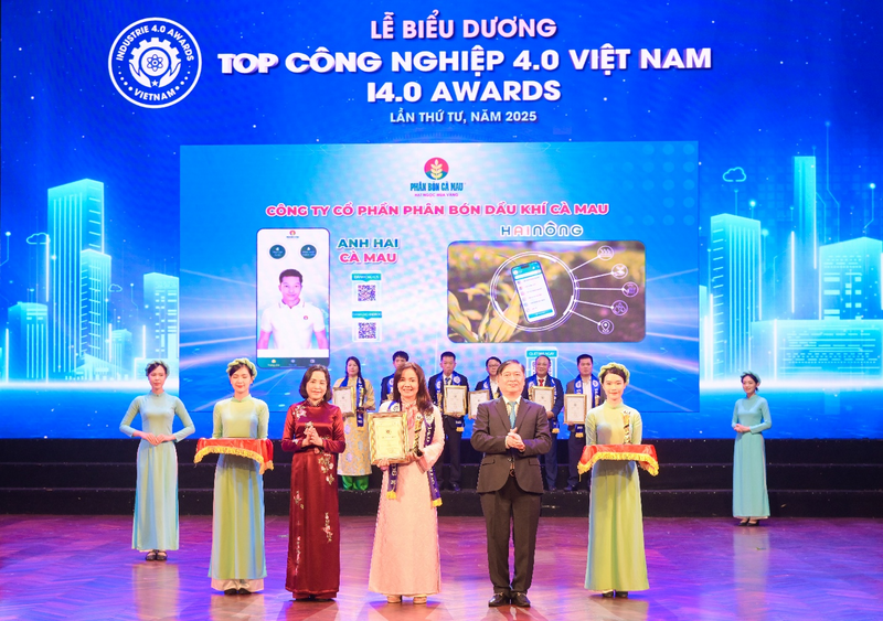 Đại diện PVCFC nhận biểu trưng vinh danh PVCFC đạt Top Doanh nghiệp khoa học và công nghệ, đổi mới sáng tạo và chuyển đổi số. (Ảnh: PVCFC)