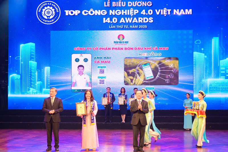 Đại diện PVCFC nhận biểu trưng vinh danh PVCFC đạt Top Doanh nghiệp có sản phẩm thông minh (Ảnh: PVCFC)