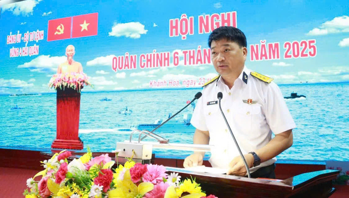 Thượng tá Bùi Xuân Bình, Bí thư Đảng ủy, Chính ủy Vùng 4 phát biểu quán triệt Nghị quyết. Ảnh: Minh Châu