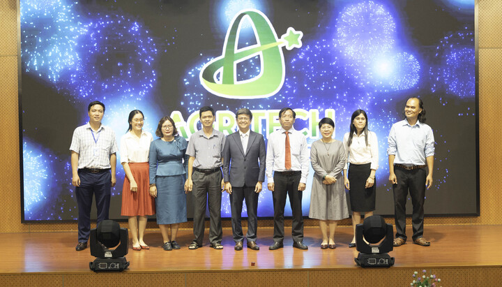 Các đại biểu thực hiện nghi thức phát động "Cuộc thi Khởi nghiệp nông nghiệp ứng dụng công nghệ cao 2025". Ảnh: Minh Khuê