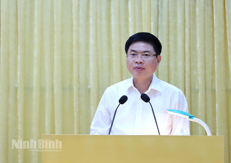 Đồng chí Bí thư Tỉnh uỷ, Chủ tịch UBND tỉnh Hà Nam Trương Quốc Huy, thay mặt Ban Thường vụ Tỉnh uỷ 3 tỉnh Nam Định, Hà Nam, Ninh Bình báo cáo đồng chí Tổng Bí thư và Đoàn công tác. Ảnh: Báo Ninh Bình
