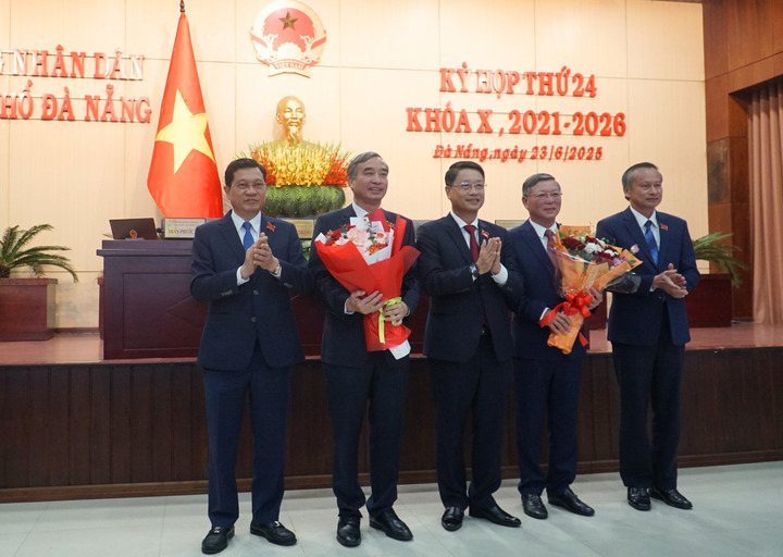 HĐND thành phố Đà Nẵng tặng hoa tri ân đồng chí Lê Trung Chinh và đồng chí Lê Văn Trung (Ảnh: Vũ Lê)