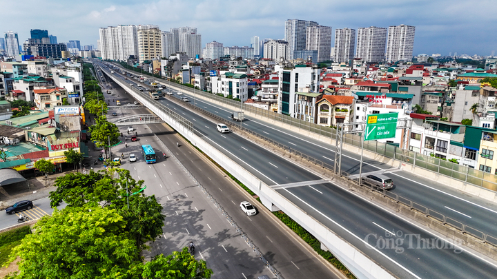 Ghi nhận trong khung giờ cao điểm sáng (7h-9h) ngày 23/6, mật độ giao thông trên phố Phạm Văn Đồng không cao