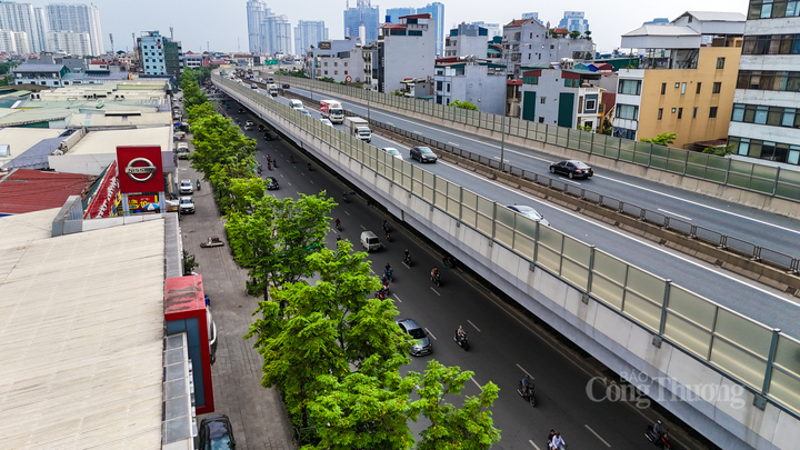 Phía chiều ngược lại, giải phân làn cứng chưa được thực hiện từ công viên Hòa Bình đến cầu Thăng Long