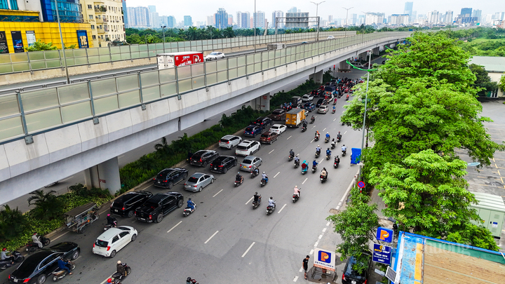 Theo hướng đi Linh Đàm, có khá đông các phương tiện di chuyển trong sáng 23/6