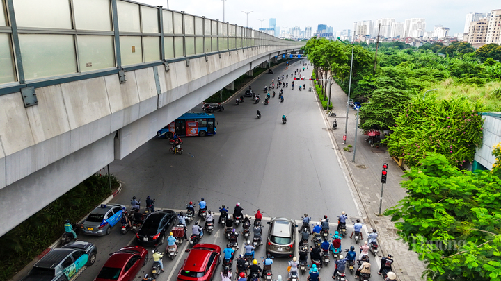 Góc nhìn từ trên cao cho thấy, các phương tiện xe máy vẫn đi vào làn dành riêng cho ô tô