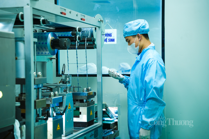 Công tác đảm bảo vệ sinh như trang thiết bị bảo hộ, các khu vực khử khuẩn luôn được trú trọng