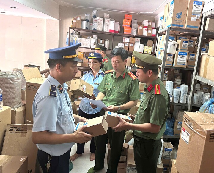 Hàng chục sản phẩm lọc nhớt không rõ nguồn gốc bị phát hiện. Ảnh: Quản lý thị trường Nghệ An