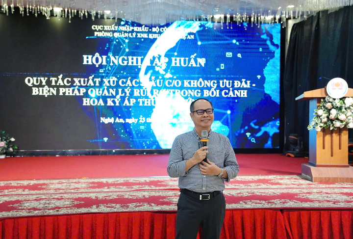 Ông Trần Ngọc Bình - Trưởng Phòng Quản lý Xuất nhập khẩu khu vực TP. Hồ Chí Minh tập huấn về quy tắc xuất xứ và hướng dẫn khai báo các mẫu chứng nhận xuất xứ hàng hóa không ưu đãi. Ảnh: Hải Yến