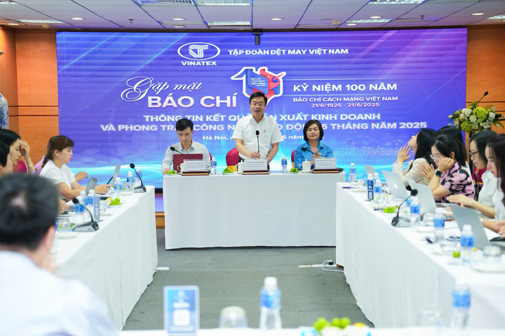 TS. Lê Tiến Trường - Chủ tịch HĐQT Tập đoàn Dệt may Việt Nam - chia sẻ thông tin về hoạt động sản xuất, kinh doanh 6 tháng đầu năm 2025. Ảnh: Quang Nam