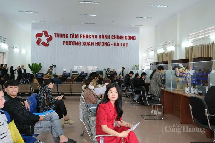 Người dân làm thủ tục hành chính tại phường Xuân Hương - Đà Lạt. Ảnh: Lê Sơn