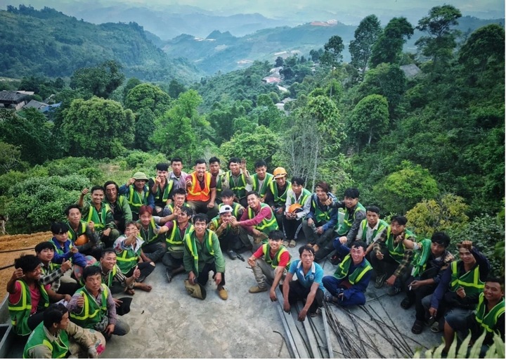 Đồng bào người Mông tham gia xây dựng làng hạnh phúc trên đỉnh Suối Giàng. Ảnh: Nhân vật cung cấp