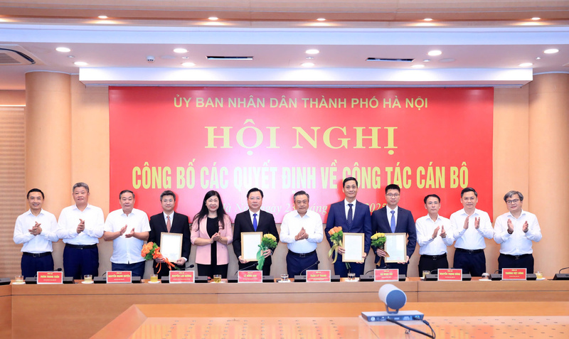 Hà Nội công bố các quyết định về công tác cán bộ. Ảnh: Linh Phạm