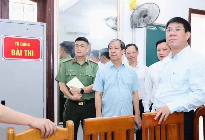 Bộ trưởng Nguyễn Kim Sơn kiểm tra tại điểm thi Trường Trung học phổ thông Nguyễn Đức Cảnh. Ảnh: MOET