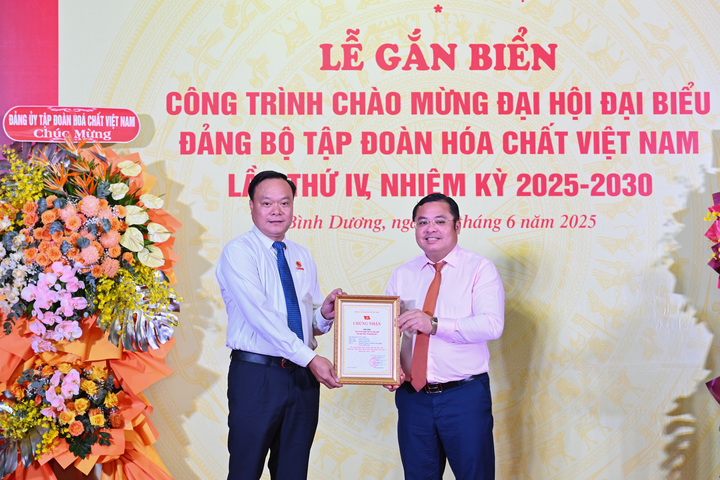 Ủy viên BCH Đảng bộ Chính phủ, Bí thư Đảng ủy, Chủ tịch HĐTV Tập đoàn Hóa chất Việt Nam Phùng Quang Hiệp tặng hoa chúc mừng và Giấy chứng nhận cho Công ty tại Lễ gắn biển công trình