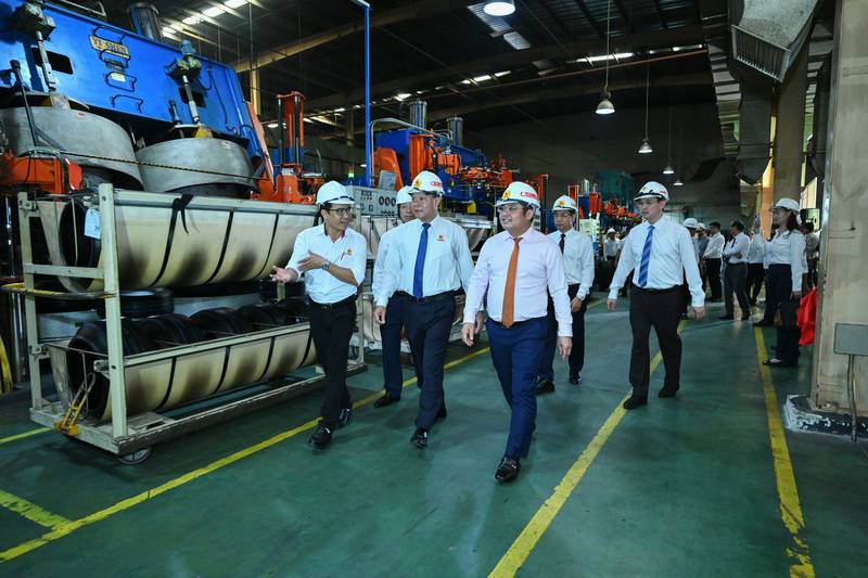 Các đại biểu tham quan dây chuyền sản xuất tại Nhà máy lốp.