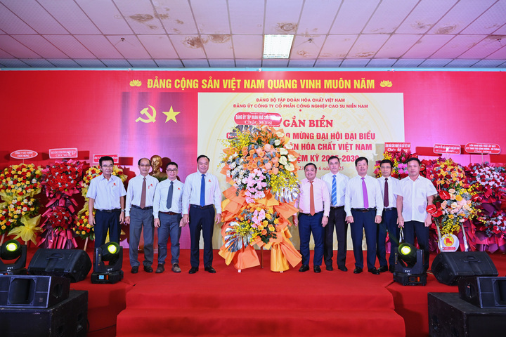 Casumina gắn biển công trình sản xuất lốp bán thép Patagonia M/T  - 1