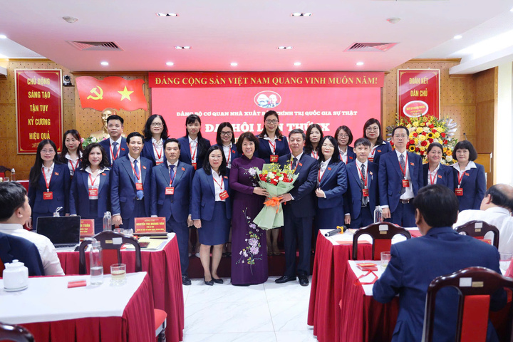 Đồng chí Nguyễn Thị Hoàng Vân tặng hoa, chúc mừng Ban Chấp hành Đảng bộ cơ quan Nhà xuất bản Chính trị quốc gia Sự thật nhiệm kỳ 2025 - 2030. Ảnh: Nhà Xuất bản Chính trị quốc gia Sự thật
