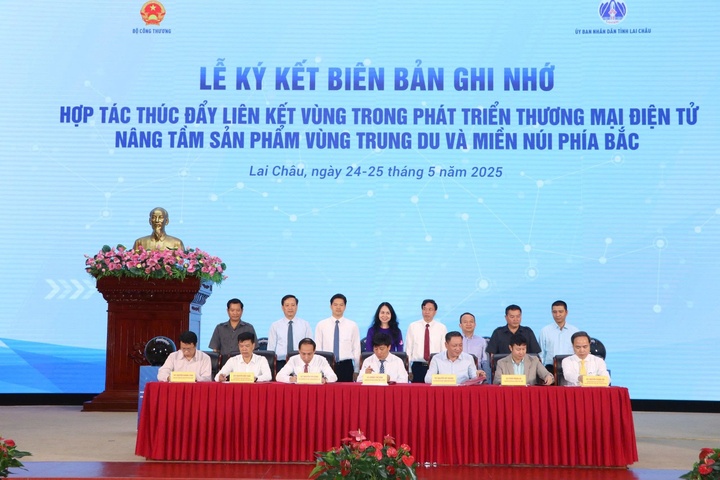 Ký kết biên bản ghi nhớ hợp tác thúc đẩy liên kết vùng trong phát triển thương mại điện tử do Bộ Công Thương phối hợp với tỉnh Lai Châu tổ chức. Ảnh: Thảo Anh