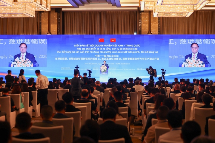 Thủ tướng kêu gọi cộng đồng doanh nghiệp hai nước tiếp tục phát huy vai trò là cầu nối, là trụ cột quan trọng kết nối hai nền kinh tế, hai đất nước, góp phần vì lợi ích chung, kiến tạo phát triển, đôi bên cùng có lợi. Ảnh: VGP/Nhật Bắc.