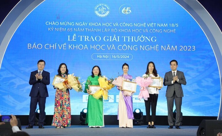 Bộ Khoa học và Công nghệ trao giải cho các tác giả đoạt Giải thưởng báo chí về khoa học và công nghệ năm 2023. Ảnh: Hoàng Giang