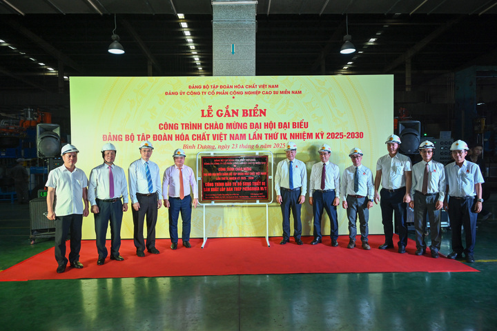 Lãnh đạo Tập đoàn và Công ty cắt băng Lễ gắn biển công trình.