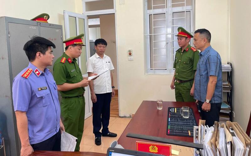 Cơ quan điều tra đọc lệnh khởi tố đối tượng Nguyễn Văn Bình. ẢNh: Công an Hà Tĩnh