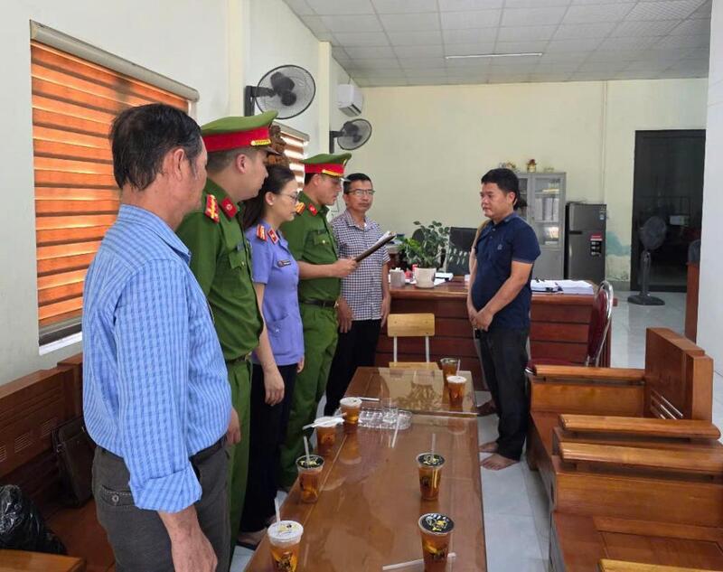 Cơ quan điều tra đọc lệnh khởi tố đối tượng Nguyễn Như Anh. Ảnh: Công an Hà Tĩnh