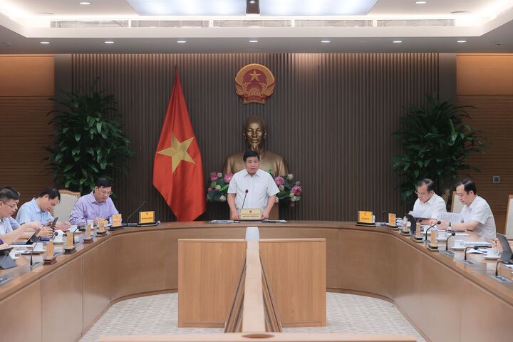 Phó Thủ tướng Chính phủ Nguyễn Chí Dũng chủ trì họp về bảo đảm vận hành thông suốt hệ thống thông tin trong chính quyền 2 cấp. Ảnh: VGP/Thu Sa