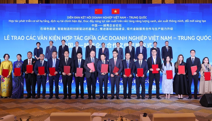 Thủ tướng và các đại biểu đã chứng kiến lễ trao 9 biên bản ghi nhớ hợp tác giữa các doanh nghiệp hai nước. Ảnh: VGP/Nhật Bắc