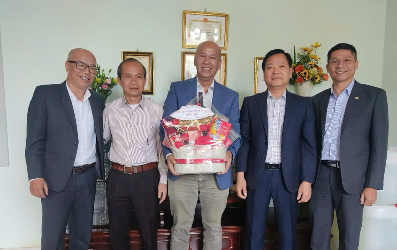Ông Tống Giang Nam, Phó Giám đốc Sở Công Thương tỉnh Lâm Đồng (thứ 2 từ phải qua) trong chuyến thăm và chúc Tết doanh nghiệp năm 2025. Ảnh: Phương Ngân