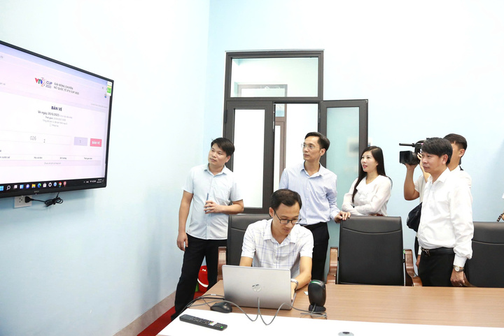 Phó Chủ tịch UBND tỉnh Vĩnh Phúc Nguyễn Khắc Hiếu đánh giá cao việc triển khai hệ thống bán vé điện tử, kết hợp với căn cước công dân để kiểm soát chặt chẽ, công khai, minh bạch, tránh tình trạng đầu cơ, vé chợ đen. Ảnh: Thu Thủy