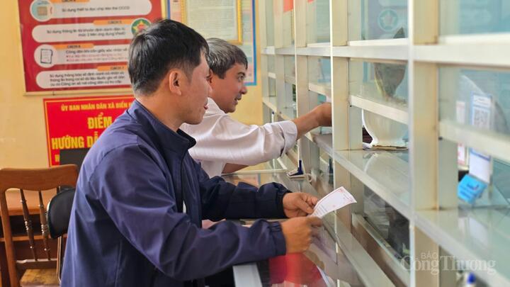 Người dân làm thủ tục tách thửa tại xã Biển Hồ. Ảnh: Hiền Mai