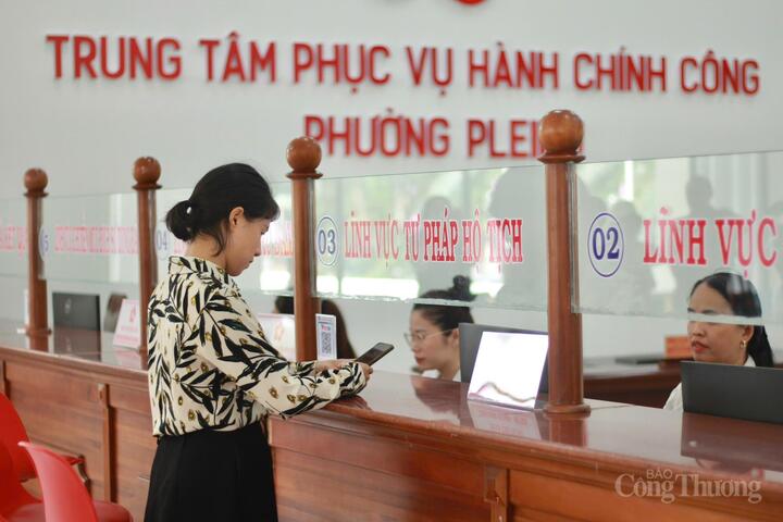 Người dân làm thủ tục tại phường Pleiku. Ảnh: Duy Tín