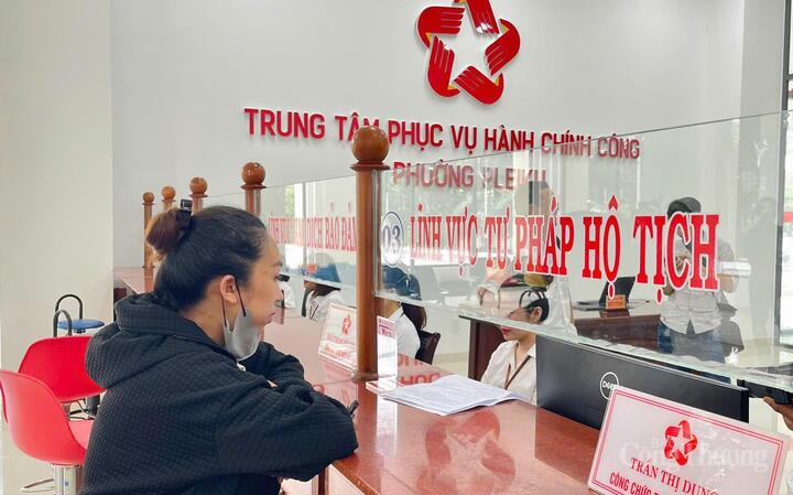 Người dân làm thủ tục tại phường Pleiku. Ảnh: Duy Tín