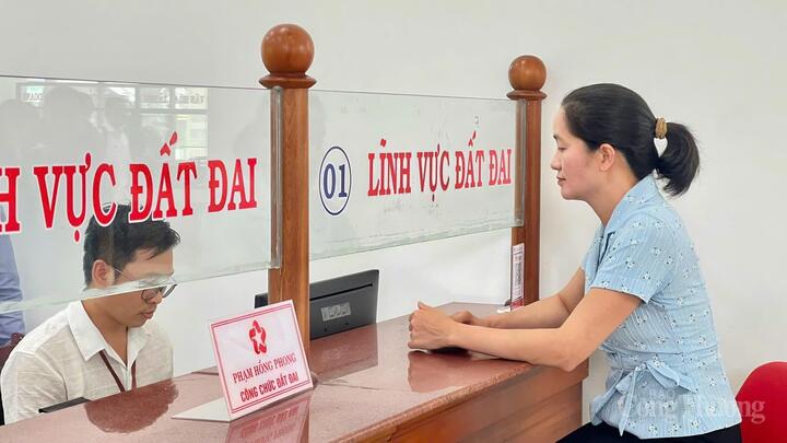 Người dân làm thủ tục tách thửa tại phường Pleiku. Ảnh: Duy Tín