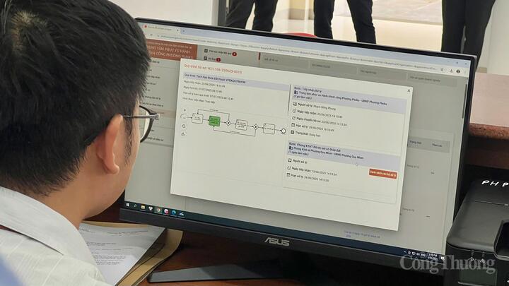 Tại buổi vận hành thử, các thủ tục hành chính liên quan đến đất đai như: Tách thửa, hợp thửa, biến động quyền sử dụng đất, cấp bản sao trích lục hộ tịch được giải quyết theo hình thức phi địa giới, liên thông trên toàn tỉnh. Ảnh: Duy Tín