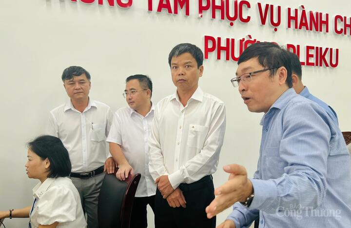Ông Nguyễn Hữu Quế (đứng giữa) có mặt, giám sát toàn bộ quy trình tiếp nhận và xử lý hồ sơ hành chính tại phường Pleiku. Ảnh: Duy Tín