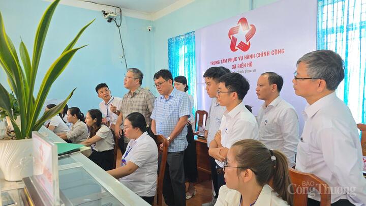 Lãnh đạo địa phương giám sát quá trình vận hành thử tại Trung tâm phục vụ hành chính công xã Biển Hồ. Ảnh: Hiền Mai