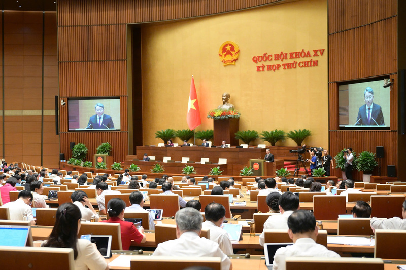 Bộ trưởng Bộ Tư pháp Nguyễn Hải Ninh trình bày báo cáo trước Quốc hội. Ảnh: VPQH