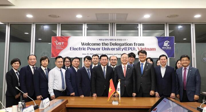 Các đại biểu chụp ảnh lưu niệm tại chương trình. Ảnh: EPU