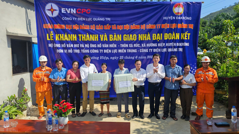 Bàn giao nhà đại đoàn kết cho người dân có hoàn cảnh khó khăn. (Ảnh: M. Thành)