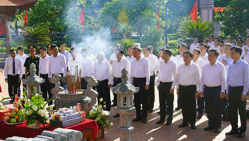 Đồng chí Tổng Bí thư Tô Lâm và các đại biểu tưởng nhớ Chủ tịch Hồ Chí Minh và các Anh hùng liệt sỹ. Ảnh: Báo Quảng Bình