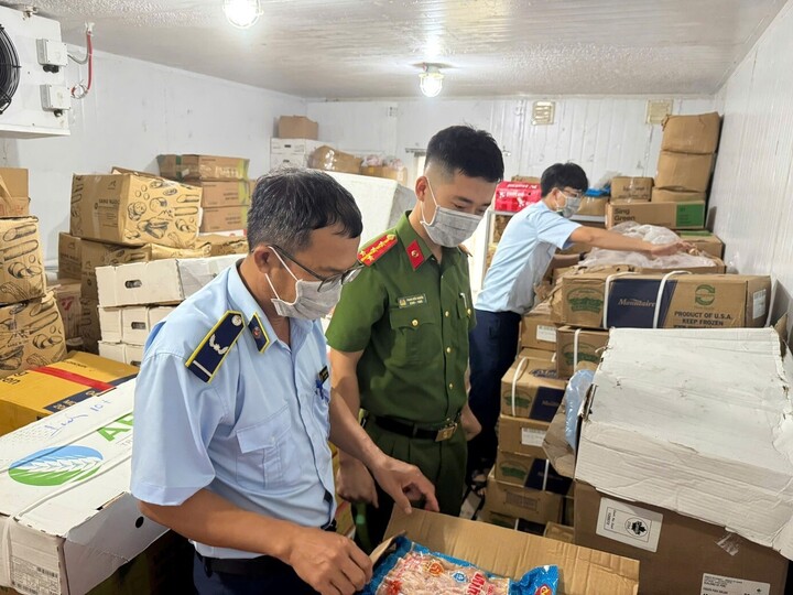 Nửa đầu năm 2025, lực lượng quản lý thị trường cả nước kiểm tra gần 12.000 vụ việc. Ảnh: Hùng Trung