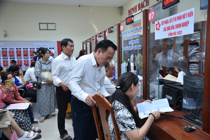 Vận hành thử nghiệm Trung tâm phục vụ hành chính công phường Cẩm Lệ, thành phố Đà Nẵng (mới) chiều 25/6. Ảnh: Vũ Lê