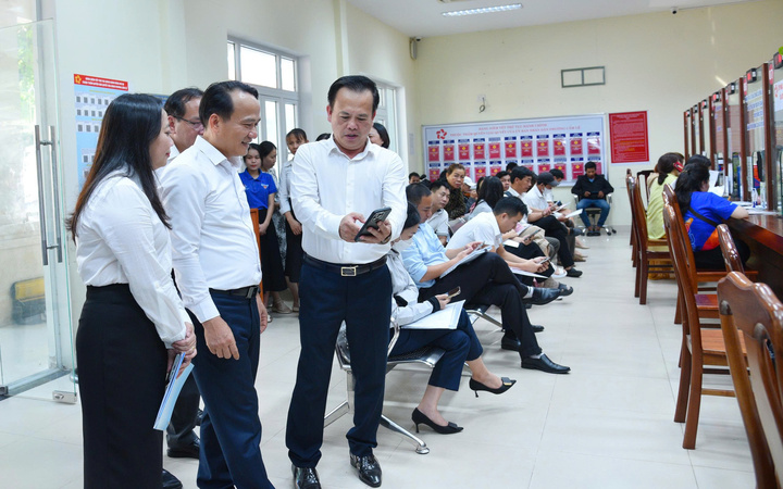 Phó Bí thư Thường trực Thành ủy Đà Nẵng Nguyễn Đình Vĩnh khảo sát vận hành thử nghiệm Trung tâm Hành chính công phường Cẩm Lệ chiều 25/6. Ảnh: Vũ Lê