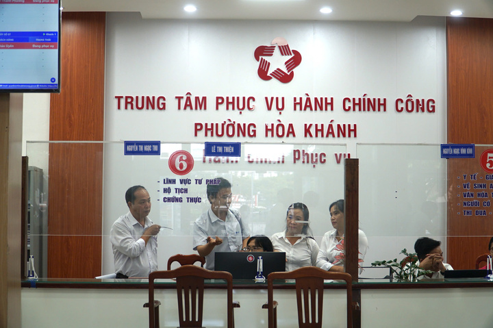 Vận hành thử nghiệm Trung tâm phục vụ hành chính công phường Hòa Khánh, thành phố Đà Nẵng (mới) chiều 25/6. Ảnh: Vũ Lê
